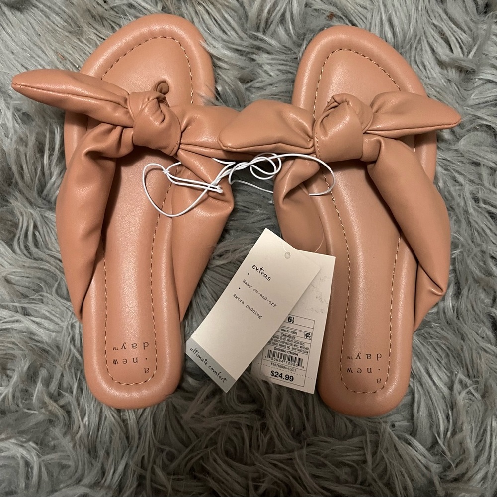 NWT a new day sandals✨